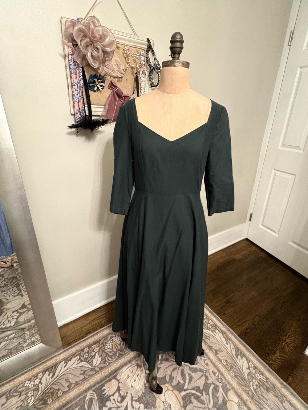 Chillinen/ Linen Vibes Classic Dark Green Midi Dress with Sweetheart Neckline